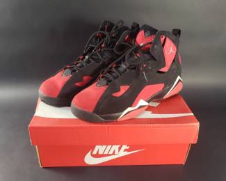 559 Lot 322 Jordan true flight black university red sneakers