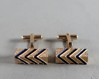 077 Lot 500 Christian Dior gold tone cufflinks