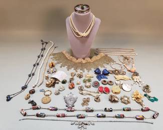 736 Lot 585 Vintage costume jewelry necklaces brooches