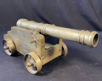 566 Lot 334h Large brass cannon