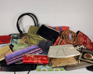 552 Lot 313h Vintage purse and clutch collection