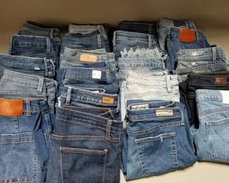 407 Lot 487 Large lot of women s denim jeans