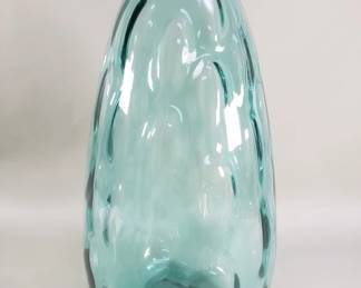 750 Lot 611 Vintage hand blown glass vase