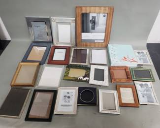 646 Lot 431 Box of picture frames