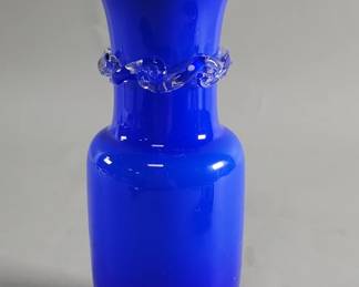 711 Lot 515 Vintage hand blown cobalt blue glass vase