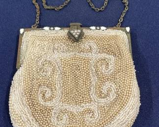 592 Lot 352h Vintage beaded evening bag with chain handle