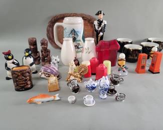613 Lot 367 Vintage ceramic plastic salt and pepper