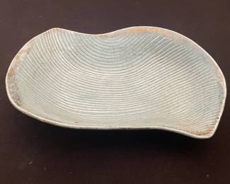 579 Lot 343h Signed midcentury ceramic dish USA