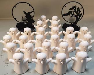 419 Lot 556 Group of Halloween tealight holders