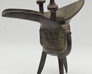 128 Lot 442h Vintage Chinese archaistic bronze jue tripod