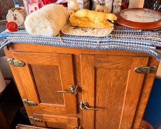 Oak ice box 