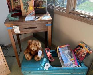 Singer Sewing Desk with Sewing Machine, G.I Soldiers
