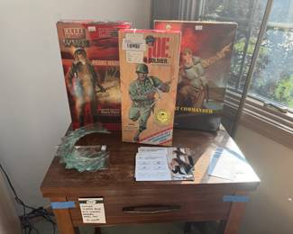 Singer Sewing Desk with Sewing Machine, G.I Soldiers