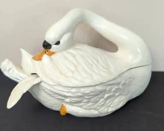 01 Swan Soup Tureen