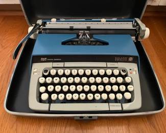 Vintage SmithCorona Galaxie Twelve Typewriter w Case