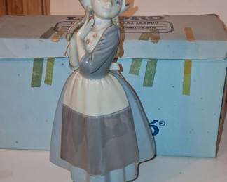 Lladro 'Dutch Girl with Flowers' Figurine 1416