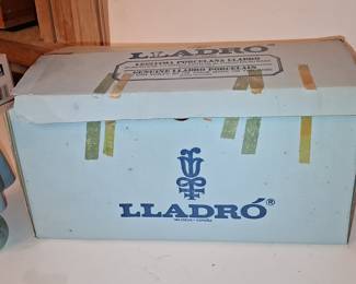 Lladro 'Dutch Girl with Flowers' Figurine 1416