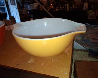 Pyrex Primary Color Series 1.5-Quart Mixing Bowl