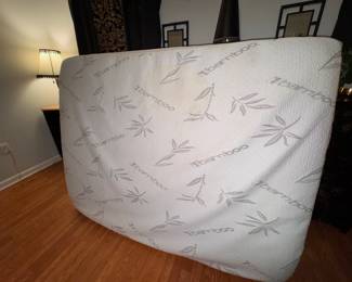 Queen mattress with bamboo topper