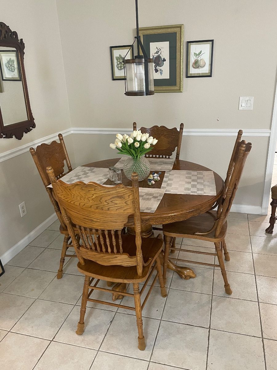 Great Golden Oak Table with Ball & Claw Feet and 4 Pressed Back Oak Chairs