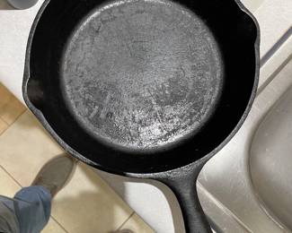 Fantastic cast iron #5 skillet wit a 3 notched heat ring. Very early example.