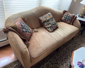 Very comfy PEARSON Camelback sofa mit pillows  (and you do need a Hoyer lift to get outta this!)