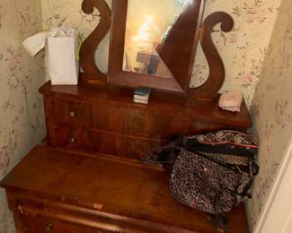 Lovely vanity dresser with mirror (some missing vaneer)