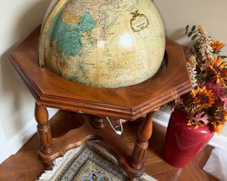 Replogle Globe of the world! Have to check if it plugs in.. Midmodern and cool!
