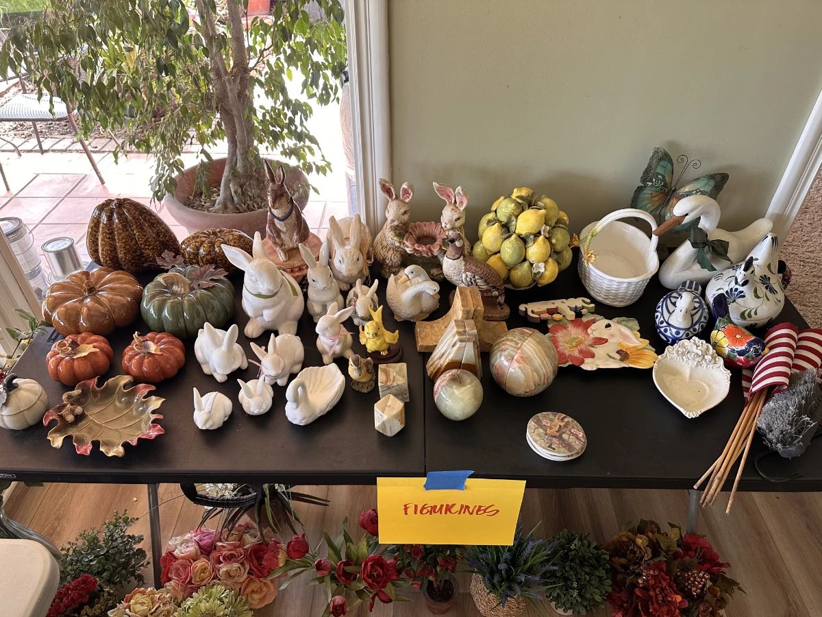 Lots of figurines & decor pieces! A whole holiday selection as well!