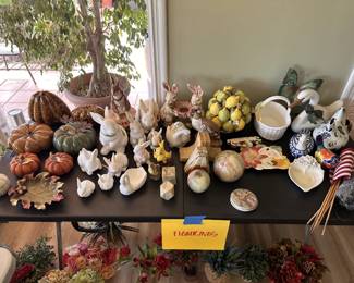 Lots of figurines & decor pieces! A whole holiday selection as well!