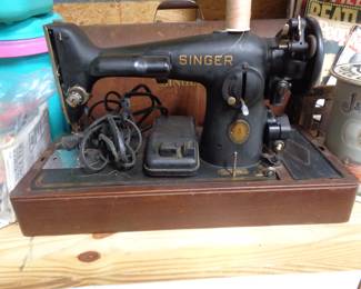 Vintage Singer Sewing Machine in Case
