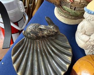 Brass shell dish with rabbit figure