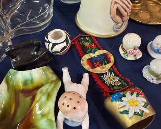 Assorted porcelain smalls with praying hands bell