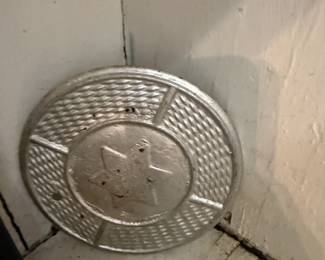 Cast aluminum star pattern trivet