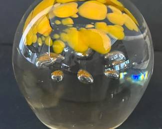 049 artglasspaperweightwithyellowinclus