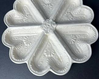 017 whiteembossedheartshapedsectionsin