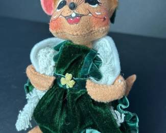 010 annaleeleprechaunmousedollwithgreen