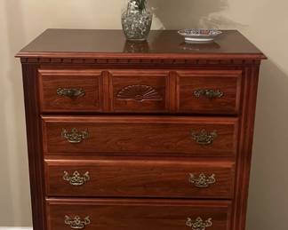 Traditional Broyhill 5Drawer Cherry Wood Dresser