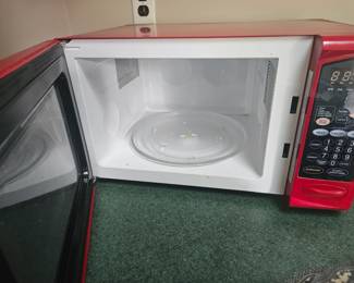 Magic Chef Red Countertop Microwave second image