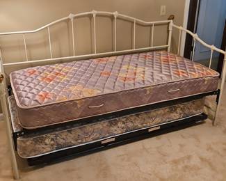 Metal Daybed with Trundle
