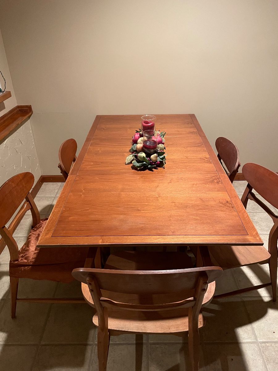 1960’s LANE FURNITURE mid century Scandinavian dining room table in Solid maple wood, 4 side chairs, 1 arm chair, two drop side leaves.