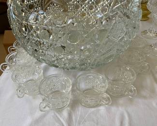 This vintage L.E. Smith pressed glass punch bowl set features an intricate Daisy & Button and hobstar pattern with a scalloped sawtooth rim.