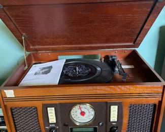 Innovative Technology Model ITVS-750 Wooden Music Centre with a Recordable CD Player.