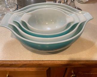 Vintage Pyrex four piece set of nesting bowls Amish Butterprint pattern