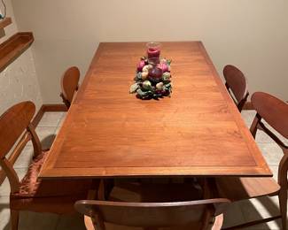 1960’s mid century scandanavian dining room table in Solid maple wood, 4 side chairs, 1 arm chair, two drop side leaves.