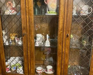 China cabinet/knickknacks