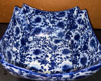 The reproduction but beautiful iron stone bowl
