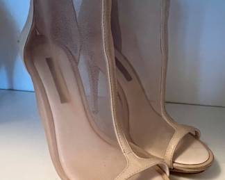 Beautiful, new and like new shoe size 7  to  8