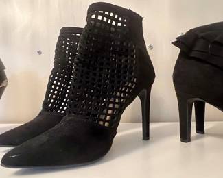Beautiful, new and like new shoe size 7  to  8
