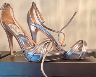 Beautiful, new and like new shoe size 7  to  8